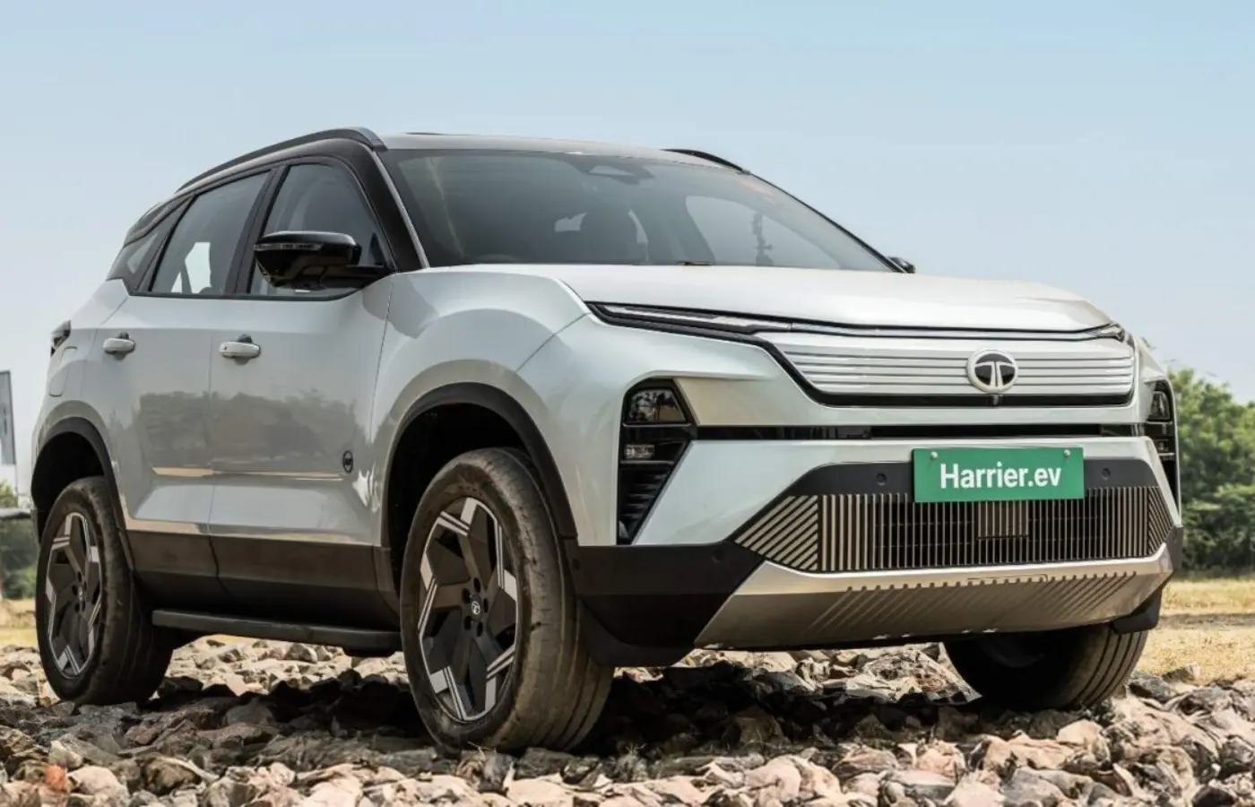 The Tata Harrier QWD has been launched at a price of Rs 28.99 Lakh.